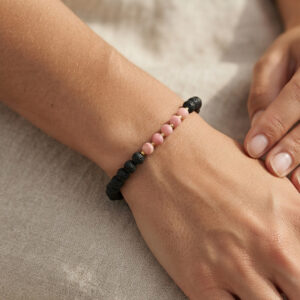Bracciale con corallo rosa e pietra lavica dell’Etna
